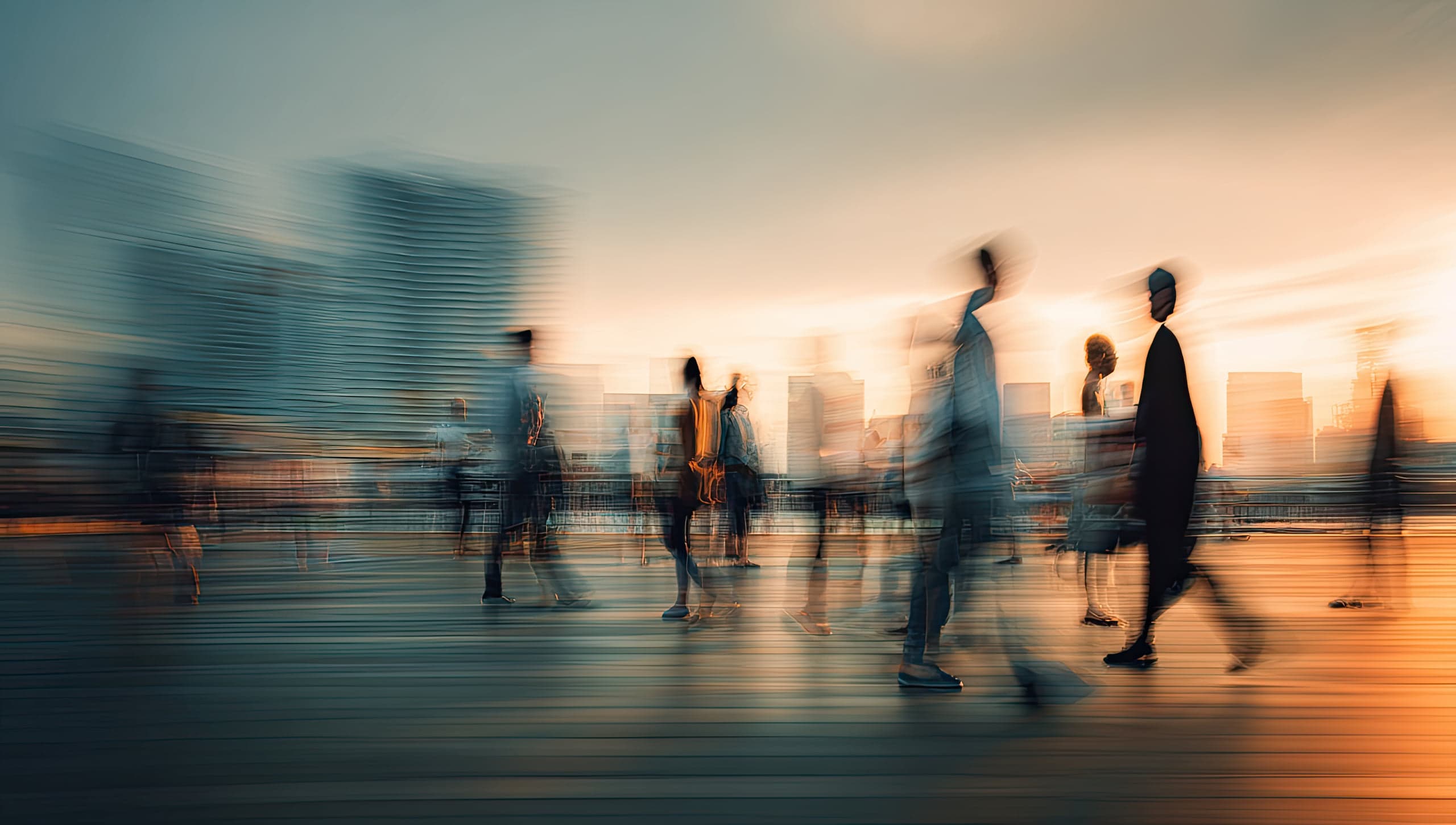 都市空間を多くの人が行き交う様子
